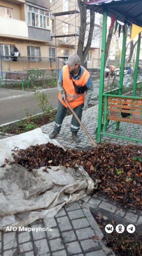 В трех районах Мариуполя коммунальщики привели в порядок дворы многоэтажек