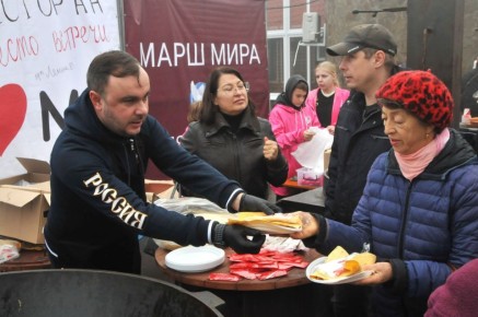 "Бухта" милосердия. Мы уже рассказывали о том, как «Марш мира» привез в Мариуполь резные иконы и организовал праздник для детей