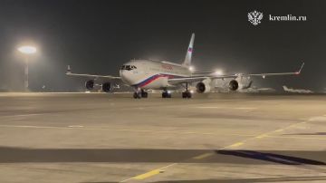 Борт Президента России в аэропорту Бишкека Манас