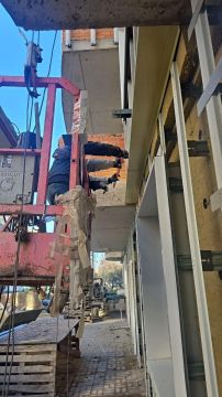 Строители из Чувашии восстанавливают дом на улице Писарева