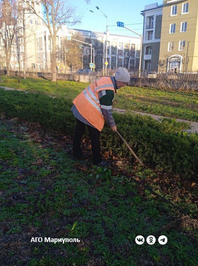 Мариупольские коммунальщики продолжают сезонное благоустройство зеленых зон