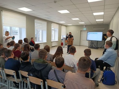 В Мариуполе автоинспекторы провели для школьников урок дорожной безопасности