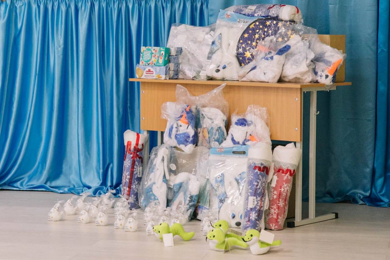 В преддверии Нового года детям Мариуполя привезли подарки из Санкт-Петербурга