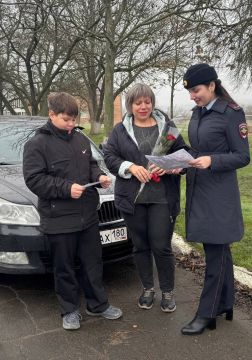 Полицейские поздравили женщин с предстоящим Днем матери