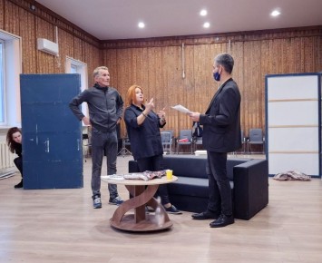 В Мариупольском русском драматическом театре состоялась открытая репетиция новой остросюжетной комедии по пьесе популярного российского драматурга Александра Коровкина «Номер с фруктами»