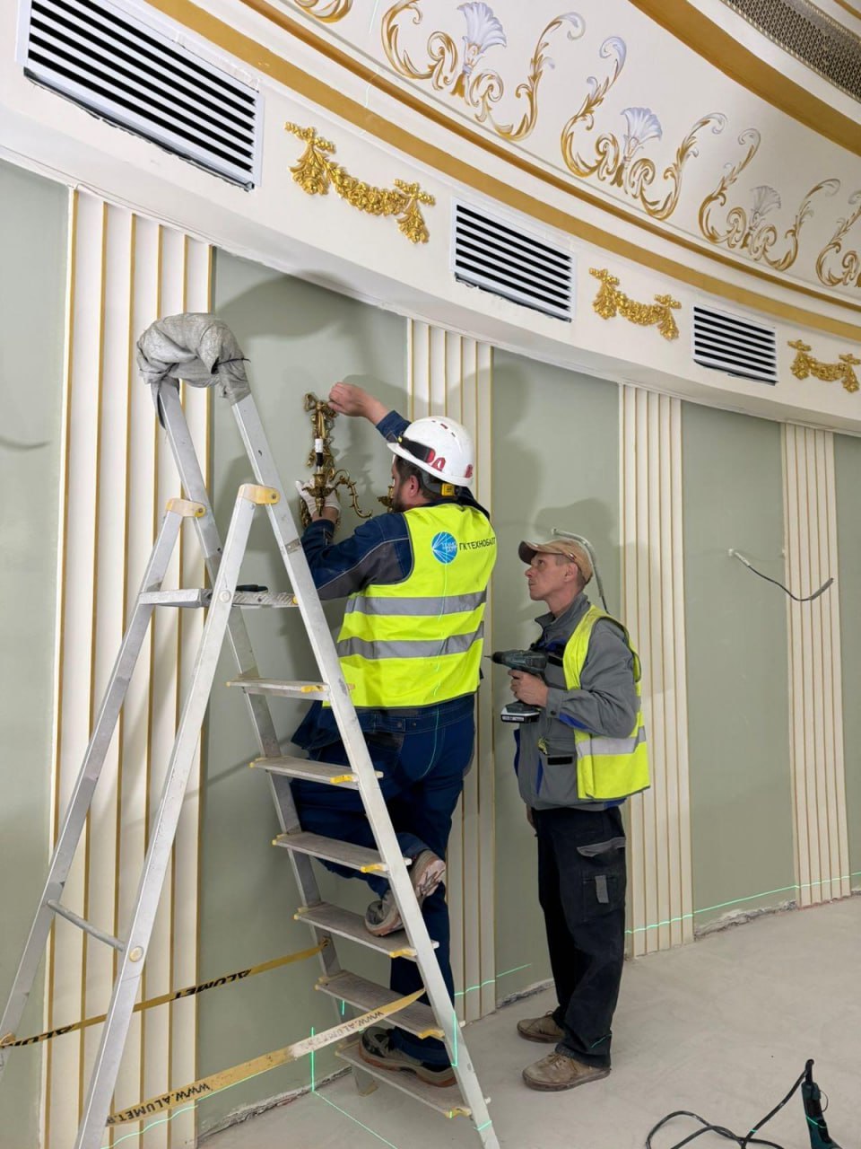 В Мариуполе продолжаются работы по восстановлению Русского драматического театра