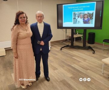 Перед пожилыми жителями Мариуполя выступил вокальный дуэт «Озарение»