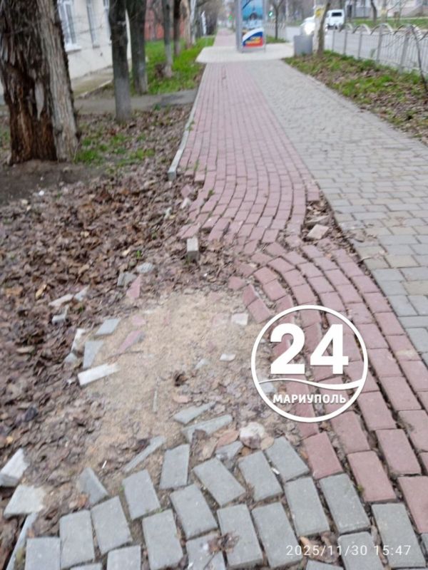 ПИШУТ ЧИТАТЕЛИ. Наша подписчица Лариса Гордиенко обратила внимание на необходимость ремонта тротуара по пр. Строителей (ост