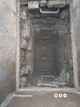 В Мариуполе дорожники расчищают от засоров ливневые колодцы