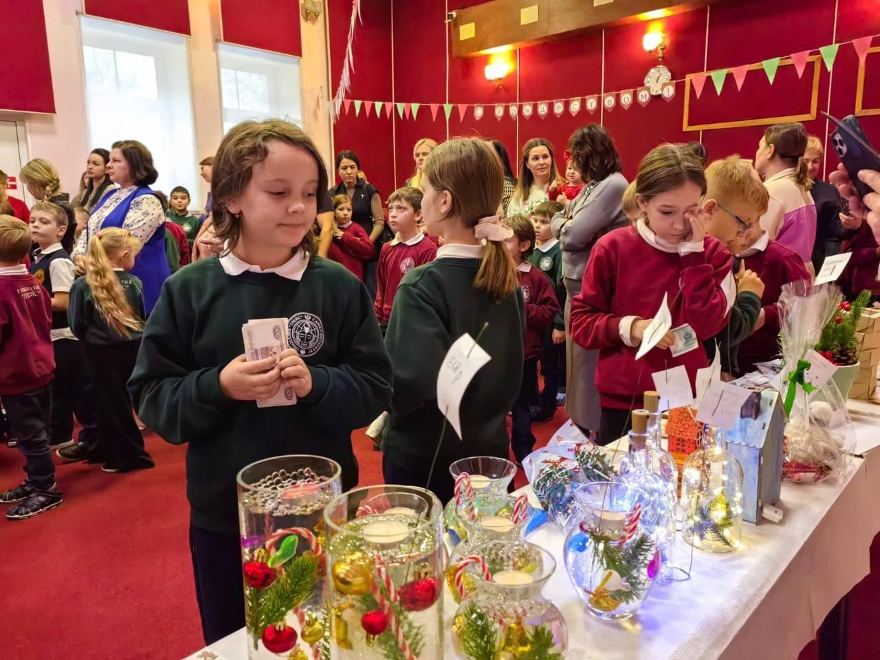 Волонтеры Ленобласти готовят более 1 000 новогодних подарков для детей ДНР