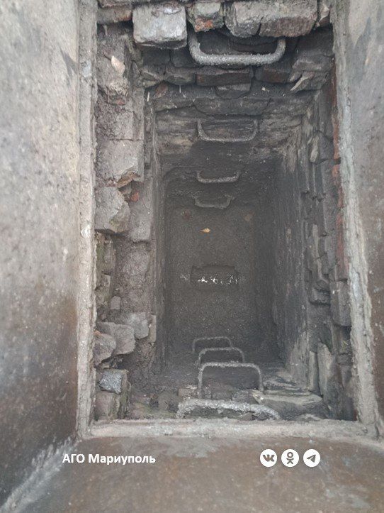 В Мариуполе дорожники расчищают от засоров ливневые колодцы