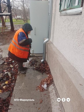 В Ильичевском и Орджоникидзевском районах Мариуполя жилищники привели в порядок внутридворовые территории