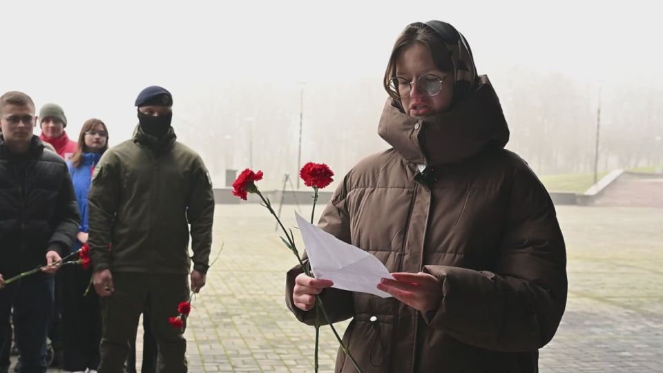 В ДНР Росгвардейцы почтили память Неизвестного Солдата