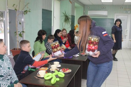 Подарки от фонда и угощение от организаторов