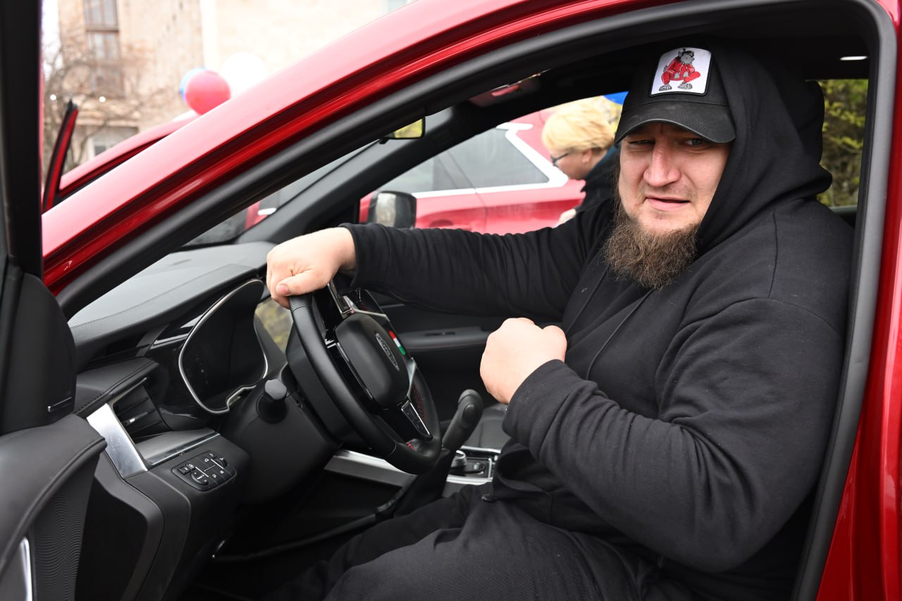 Продолжаем знакомиться с ветеранами-защитниками Родины, которые недавно получили автомобили с ручным управлением, предоставленные фондом «Защитники Отечества»