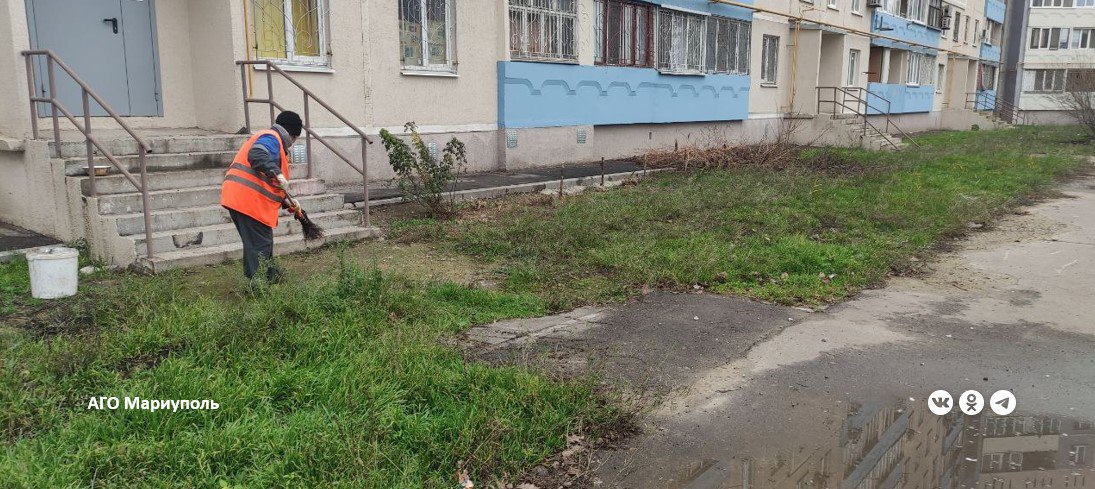 В трех районах Мариуполя коммунальщики провели уборку придомовых территорий
