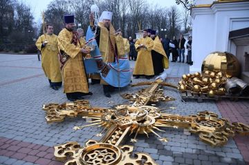 1 В Донецке произошло долгожданное событие — освятили новый крест для собора Петра и Февронии