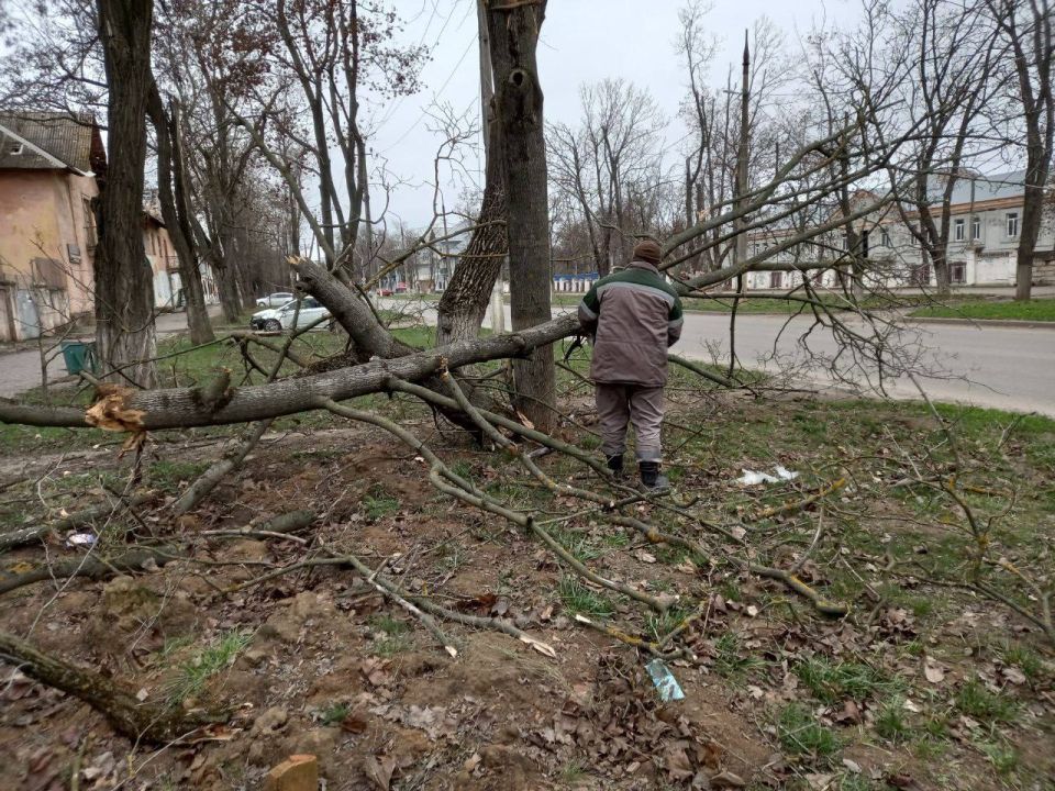 В Мариуполе устраняют последствия штормового ветра