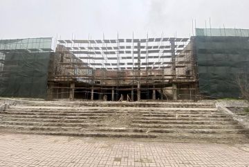 В Мариуполе началось восстановление конструктива здания дворца культуры «Искра»