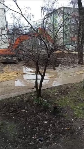 Воду вычерпывали ковшом экскаватора