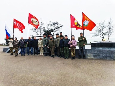 Дмитрий Огилец: В День Героев Отечества активисты Мариупольской ГО РСВА и СВО возложили цветы к памятникам Героев и памятным знакам