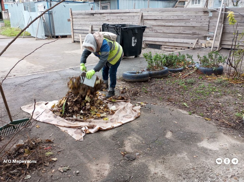 В двух районах Мариуполя коммунальщики провели уборку дворов