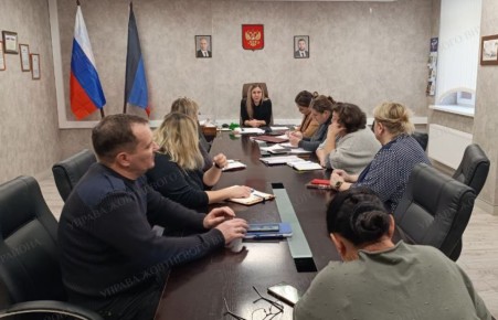 В управе Жовтневого внутригородского района города Мариуполя состоялась рабочая встреча руководителя управы Оксаны Кирьякуловой с сотрудниками