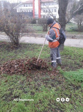 Мариупольские коммунальщики благоустроили зеленые зоны в разных районах города