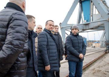 Андрей Никитин ознакомился с модернизацией вокзала и порта Мариуполя