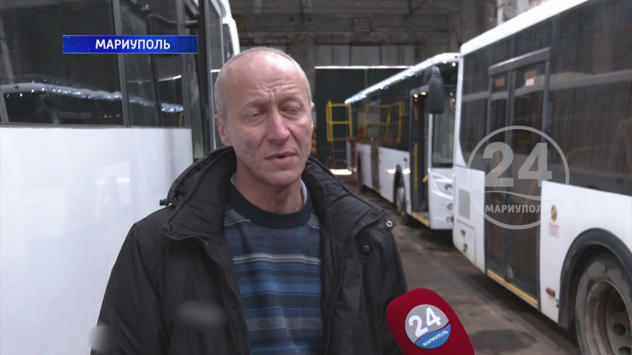 Город в ожидании праздника: сотрудники «МАРИУПОЛЬТРАНСА» украшают муниципальный транспорт