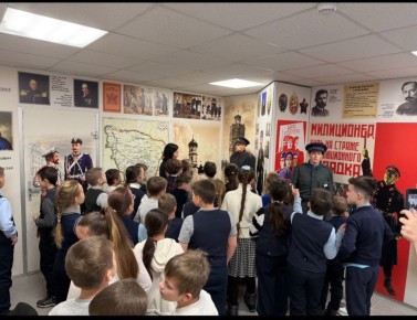 В Мариуполе сотрудники полиции организовали школьникам посещение музея