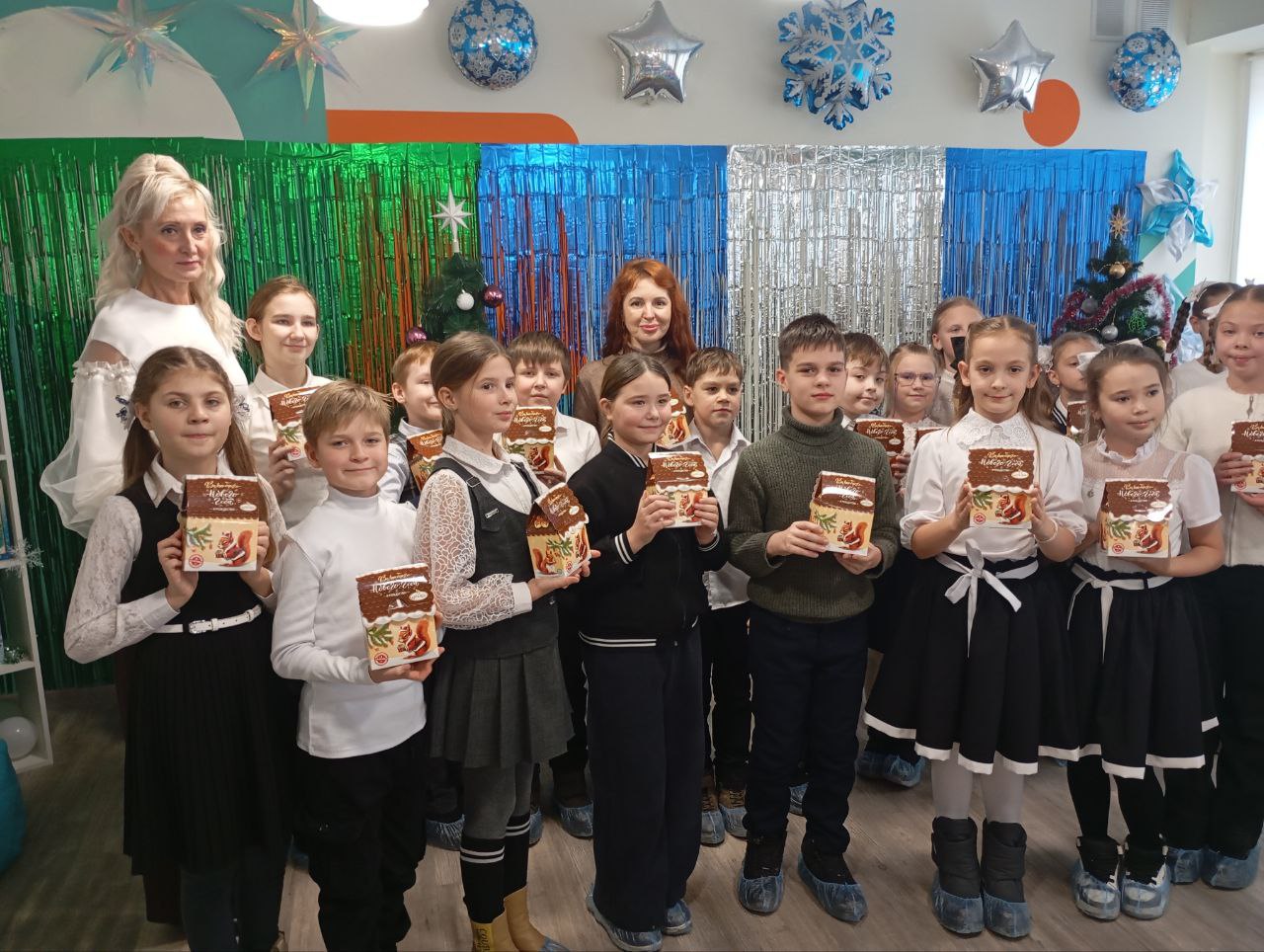 Сегодня в мариупольской библиотеке им. Г.Х. Андерсена, в день Святого Николая, атмосфера была наполнена предвкушением чуда и праздничным настроением