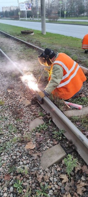 Мариупольтранс: Специалисты службы по обслуживанию и ремонту пути МУП«МАРИУПОЛЬТРАНС» произвели ремонт 108 м. одиночного пути