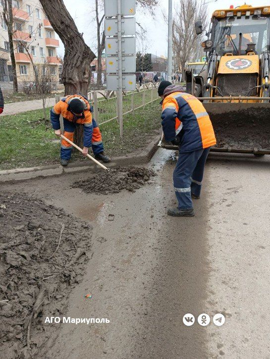 В Мариуполе расчищают городские дороги от грязи и мусора