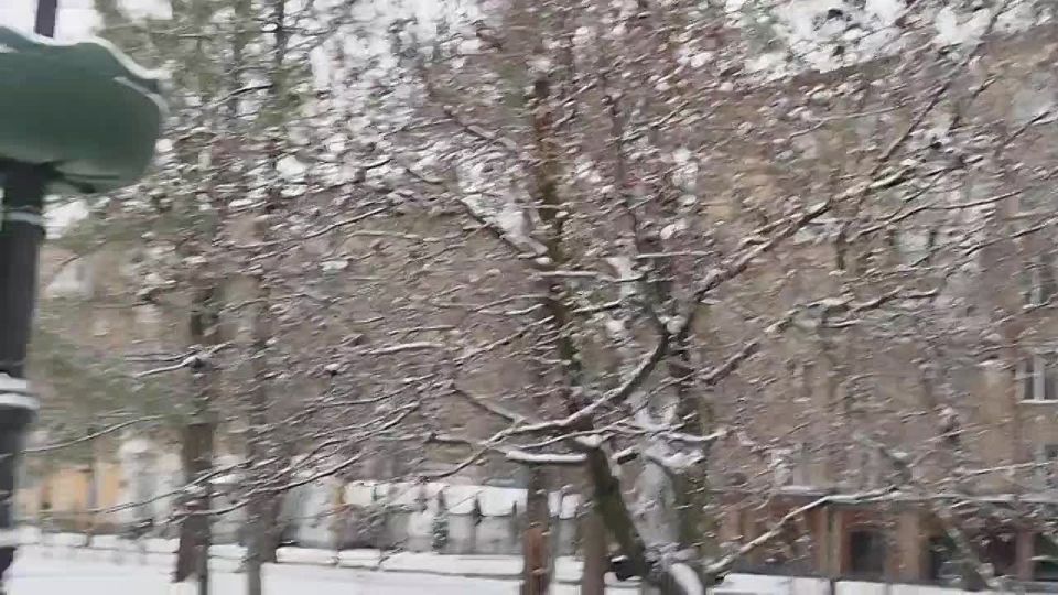 Виктор Петренко, возглавляющий Союз журналистов России в ДНР, поделился своим видео, на котором запечатлен зимний пейзаж в Донецке