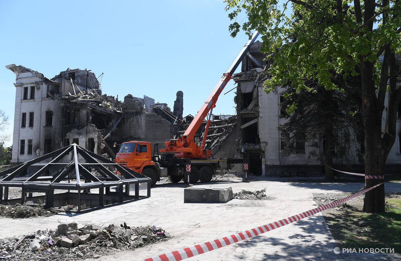 ВСУ заманили людей в театр Мариуполя до взрыва, заявила омбудсмен ДНР