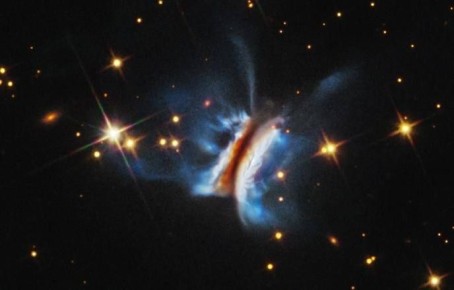 Телескоп "Хаббл" обнаружил у одной из звезд в созвездии Цефея рекордно крупный протопланетный диск, чей диаметр в 40 раз больше размеров всей Солнечной системы в целом