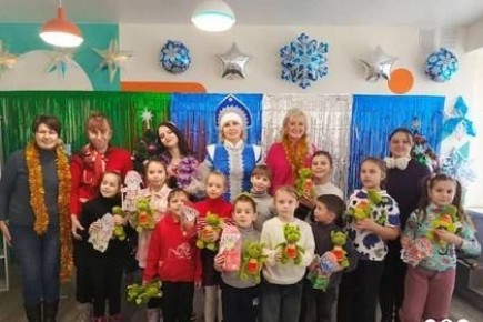 В мариупольской библиотеке устроили новогодний праздник для детей