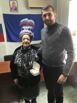 Жить полной жизнью: вручили слуховой аппарат ветерану медицины