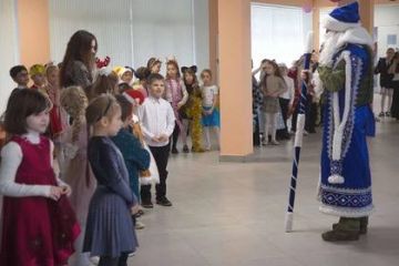 Росгвардейцы поздравили с Новым годом детей в Мариуполе