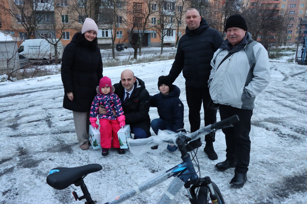 Гурген Малхасян: Чудеса продолжаются. Передал подарок от заместителя министра промышленности и торговли РФ Ивана Куликова десятилетнему Максиму из города Мариуполь в рамках акции "Елка желаний" - велосипед