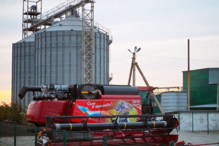 На одном из зерноперерабатывающих предприятий, расположенном в поселке Володарское под Мариуполем, корреспондент «КП Донецк» заметил патриотичный зерноуборочный комбайн GS12 производства «Брянсксельмаш»