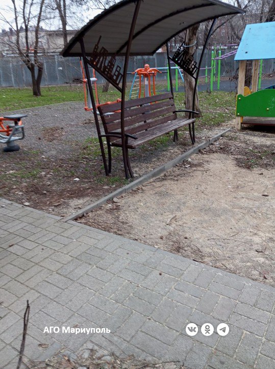 Мариупольские коммунальщики продолжают приводить в порядок придомовые территории