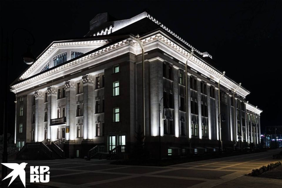 Драмтеатр Мариуполя в ночном освещении