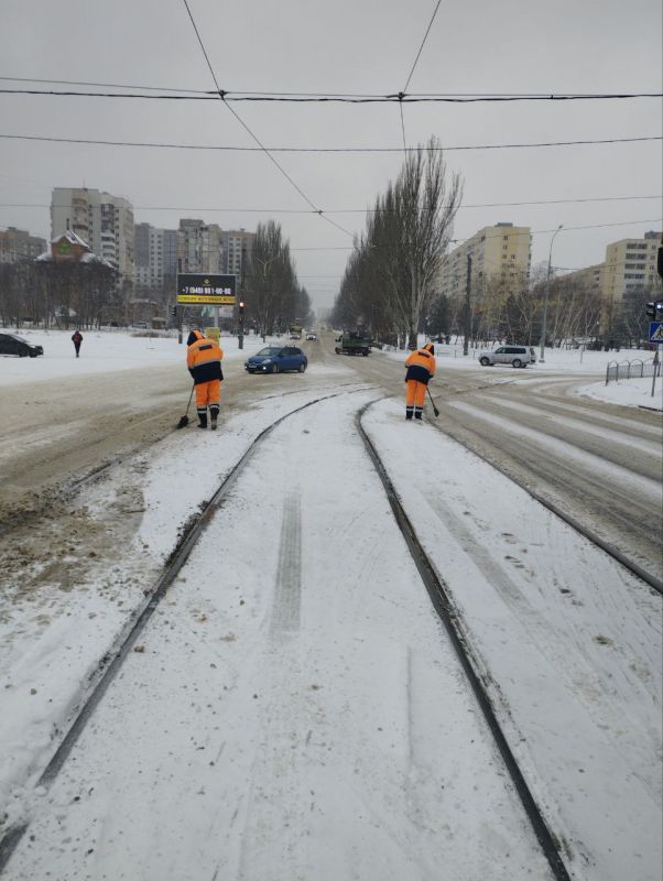 Мариупольтранс: Ежедневно сотрудники службы по обслуживанию и ремонту пути МУП « МАРИУПОЛЬТРАНС» выполняют очистку спецчастей трамвайного пути от снега, льда и грязи