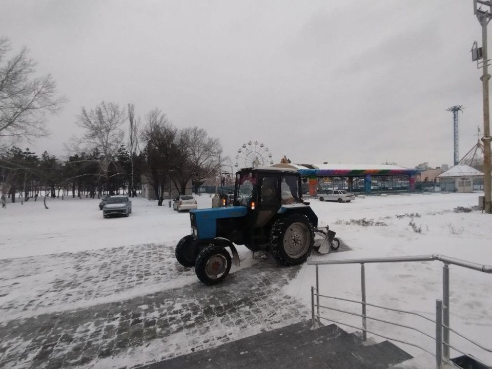 Для удобства посетителей Управы Ильичевского внутригородского района была осуществлена уборка территорий прилегающих к зданию Управы