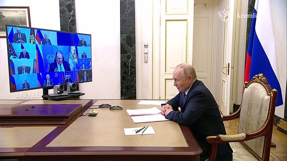 Владимир Путин по видеосвязи провёл оперативное совещание с постоянными членами Совета Безопасности