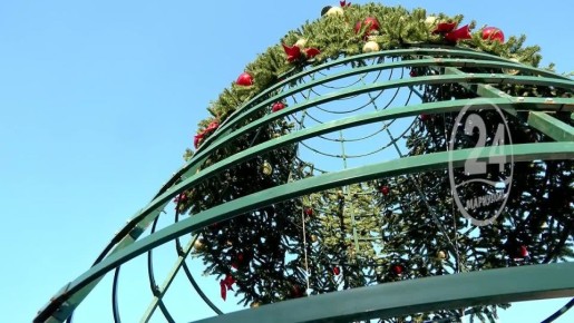 На главной площади города сотрудники «Зеленстроя» завершают демонтаж праздничной локации