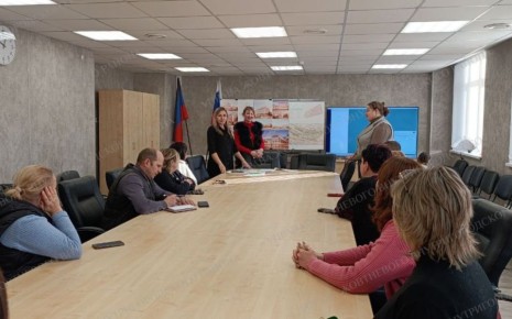 В Управе Жовтневого внутригородского района города Мариуполь состоялась рабочая встреча Руководителя управы Оксаны Кирьякуловой с сотрудниками