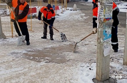 Мариупольские дорожники продолжают расчистку тротуаров